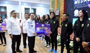 Pj Gubernur Sumsel Agus Fatoni Serahkan Bonus Bagi Atlet dan Pelatih Berprestasi Pada Porwil XI