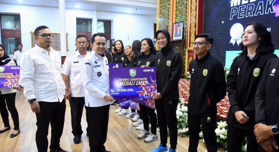 Pj Gubernur Sumsel Agus Fatoni Serahkan Bonus Bagi Atlet dan Pelatih Berprestasi Pada Porwil XI