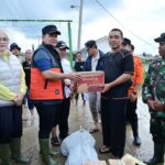 bupati-askolani-dan-wabup-neta-tinjau-korban-banjir-di-tanah-mas Gerak Cepat! Bupati Askolani dan Wabup Netta Tinjau Korban Banjir di Tanah Mas