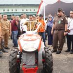 Tancap Gas, Bupati Banyuasin Serahkan Sejumlah Alsintan Untuk Brigade Pangan