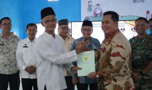 Bupati dan Wabup Banyuasin Serahkan 556 Sertifikat Tanah Secara Simbolis