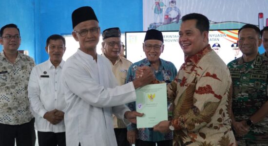 bupati-banyuasin-serahkan-sertifikat-tanah Bupati dan Wabup Banyuasin Serahkan 556 Sertifikat Tanah Secara Simbolis