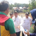 Tinjau Langsung Jembatan Rusak di Desa Muaro Baru, Bupati : Akan Segera Diperbaiki !