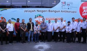 Tiba di Kota Palembang, Ratu Dewa Sambut Kedatangan Bus KPK