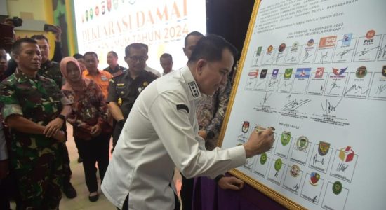 deklarasi-damai-pemilu Pj Gubernur Agus Fatoni Tandatangani Deklarasi Damai Pemilu Tahun 2024 di Sumsel