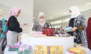 Feby Deru Jajaki Kerjasama Pelatihan Perajin Souvenir Dengan Dekranasda Jabar