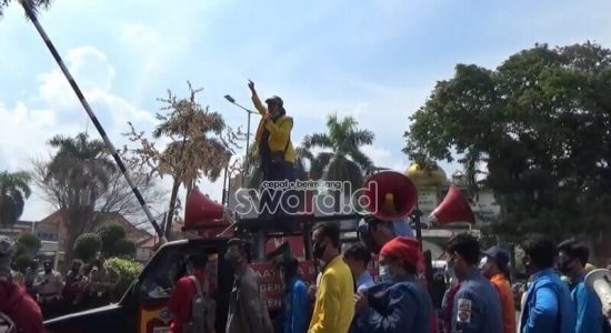 Arus Melawan Sambangi Pemkot Palembang tolak UU Omnibus Law