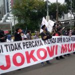 Mahasiswa dan Buruh Bergerak! Sekitar 1200 Massa Long March Menuju Istana