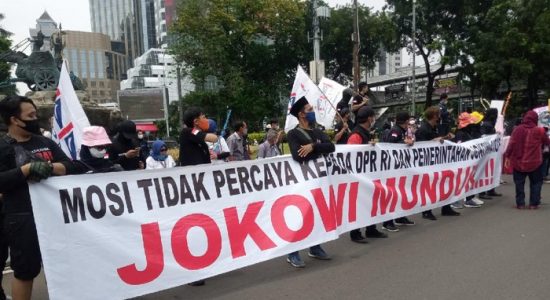 Mahasiswa dan Buruh Bergerak! Sekitar 1200 Massa Long March Menuju Istana