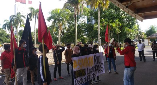 EK-LMND Palembang Gelar Aksi di Depan Gedung DPRD Provinsi Sumsel