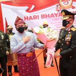 Kenakan Pakaian Adat, Herman Deru Hadiri Puncak HUT Bhayangkara ke 75