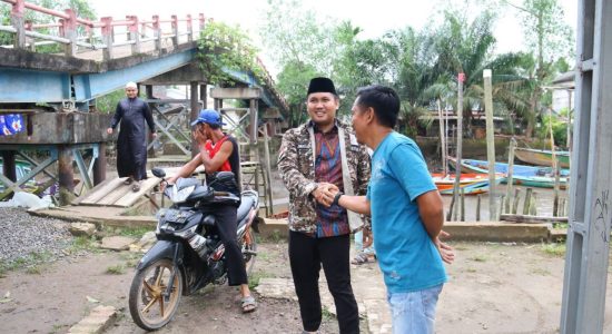 Warga Desa Sumber Jaya Minta Waka DPRD Banyuasin Bantu Penggalian Parit