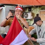 Ratu Dewa Door to Door Bagikan Bendera Merah Putih di Rusun
