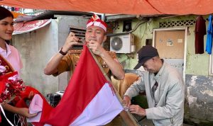 Ratu Dewa Door to Door Bagikan Bendera Merah Putih di Rusun