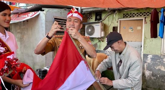 Ratu Dewa Door to Door Bagikan Bendera Merah Putih di Rusun