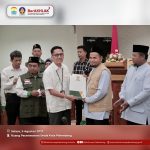 Ratu Dewa Serahkan Bantuan dari Baznas Kepada Petugas Gali Kubur dan Bilal Jenazah