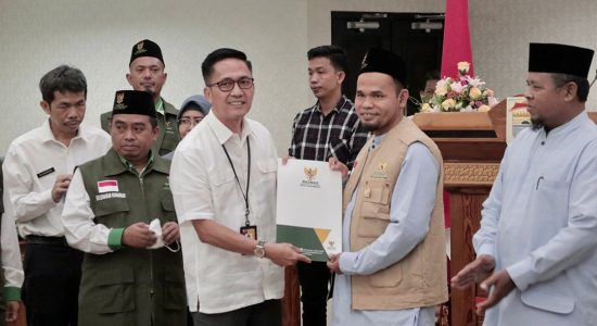 Ratu Dewa Serahkan Bantuan dari Baznas Kepada Petugas Gali Kubur dan Bilal Jenazah