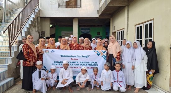 Berbagi Kebahagiaan di Bulan Mulia, Dharma Wanita UIN RF Kunjungi Panti Asuhan