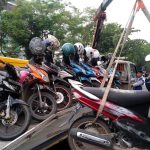 Parkir di Bahu Jalan POM IX, 15 Unit Sepeda Motor 'Dicangking' Dishub Kota Palembang