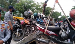 Parkir di Bahu Jalan POM IX, 15 Unit Sepeda Motor 'Dicangking' Dishub Kota Palembang