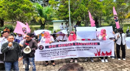 Kebijakan Dinilai Tak Pro Rakyat, GENCAR Geruduk Kantor Disdukcapil Banyuasin