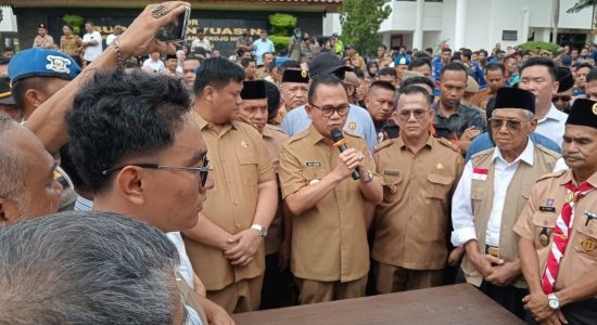 dukung-pj-bupati-banyuasin Kinerja Dianggap Jelek Segelintir Oknum, Ribuan Massa Aksi Beri Dukungan PJ Bupati Banyuasin