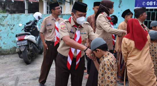 Kwarcab Pramuka Bagikan Sembako, Edison : Ramadhan Momen Sebarkan Kebaikan