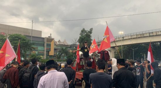 ek-lmnd-palembang EK LMND Palembang Aksi Tolak Kenaikan Harga BBM di Bawah Guyuran Hujan
