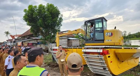 Minimalisir Banjir, Banyuasin Kini Miliki Mini Amphibi Excavator