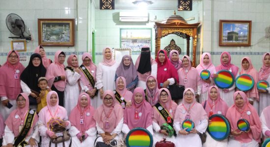 Ketua TP PKK Sumsel Feby Deru bersama Pengajian EECM Santuni 40 Anak Yatim