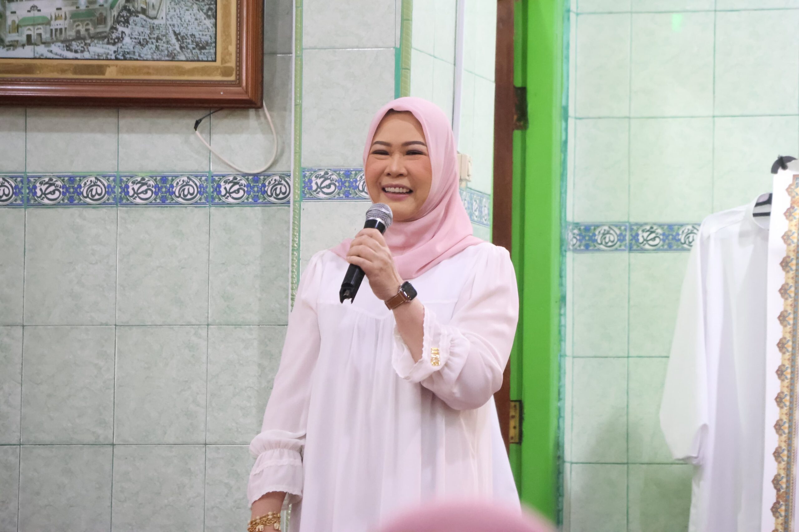 Ketua TP PKK Sumsel Feby Deru bersama Pengajian EECM Santuni 40 Anak Yatim