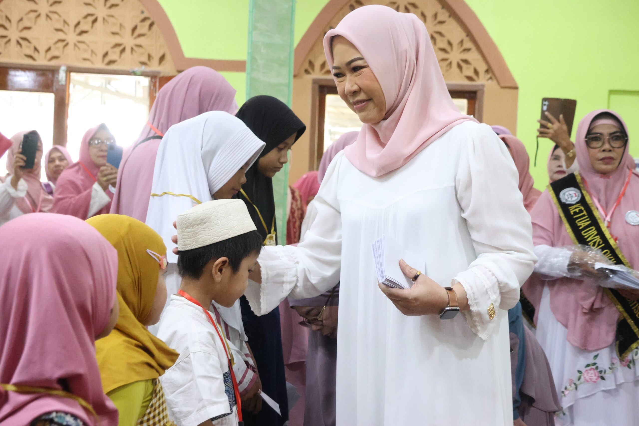 Ketua TP PKK Sumsel Feby Deru bersama Pengajian EECM Santuni 40 Anak Yatim