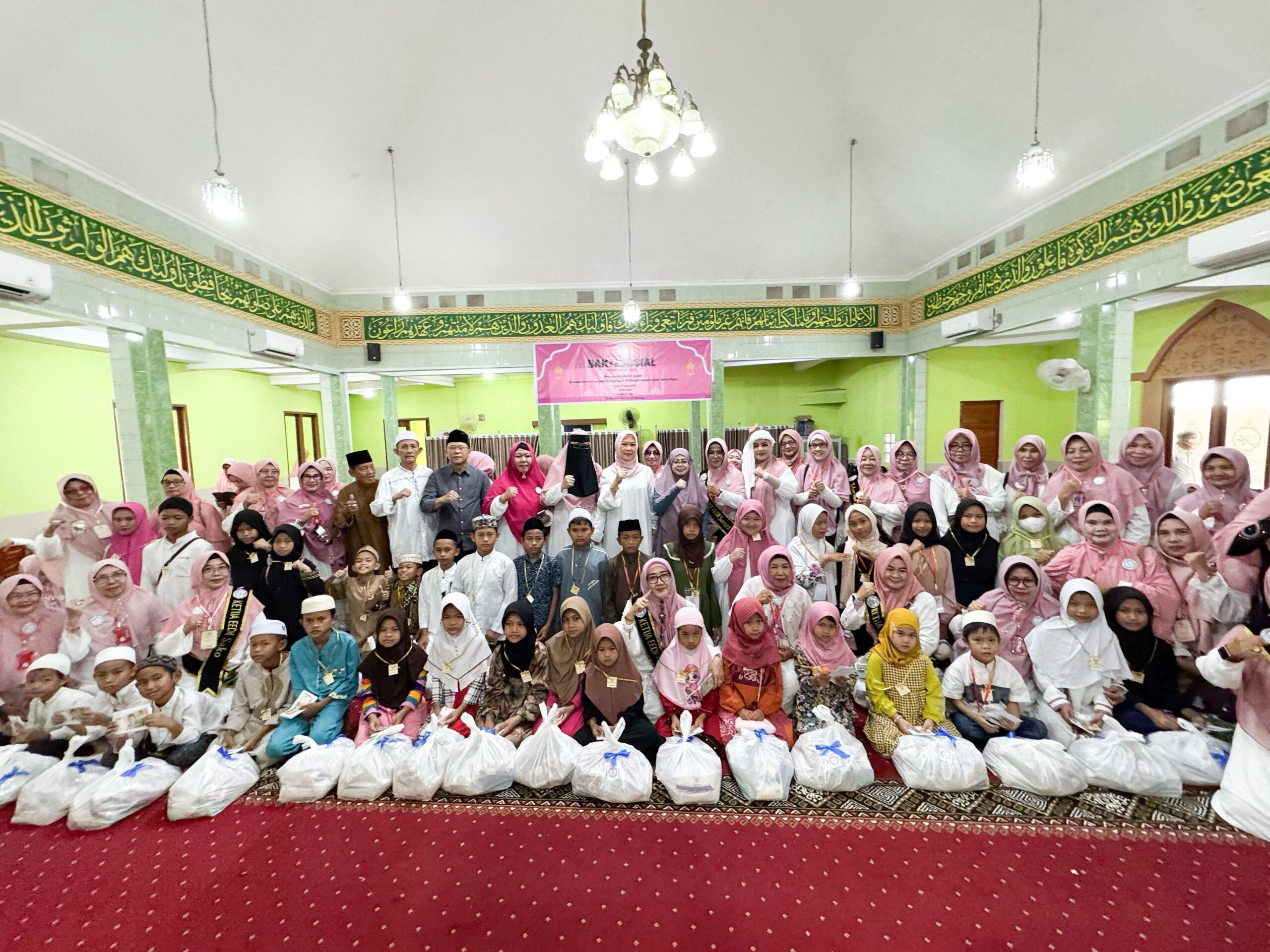 Ketua TP PKK Sumsel Feby Deru bersama Pengajian EECM Santuni 40 Anak Yatim