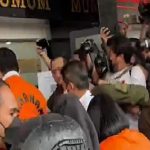 Berseragam Oranye, Sambo dan Putri Tiba di Gedung Kejagung