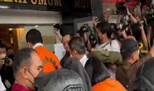 Berseragam Oranye, Sambo dan Putri Tiba di Gedung Kejagung