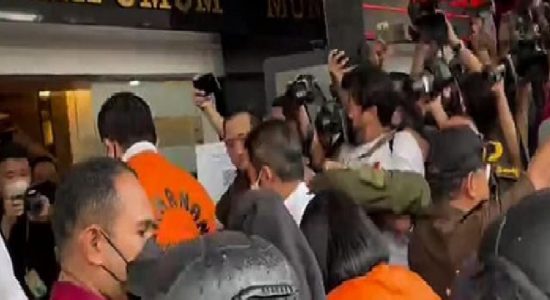 Berseragam Oranye, Sambo dan Putri Tiba di Gedung Kejagung