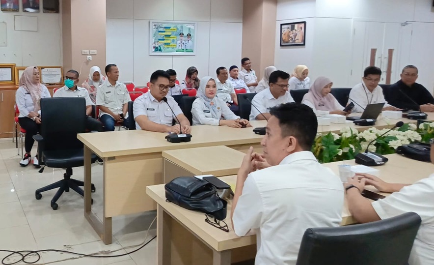 Suasana saat Focus Group Discussion terkait Optimalisasi Pelaksanaan Kemiskinan dan Penghapusan Kemiskinan Ekstrim di Kota Palembang di Ruang Rapat Bappeda Litbang Kota Palembang, Rabu, 16/7/2025. Dok. (c) Cermin Kota