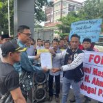 Ratusan Massa Aksi Damai Forum Masyakat Muara Enim Geruduk Kantor Gubernur Sumsel
