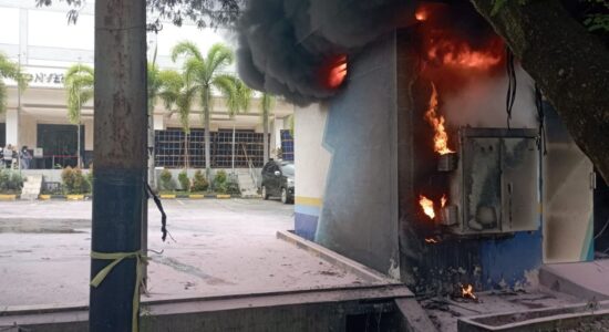 Salah Satu Travo Meledak, Gardu Listrik di Jalan POM IX Terbakar