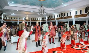 Pj Gubernur Sumsel Agus Fatoni dan Pj Ketua PKK Sumsel Mendapat Gelar Adat di Muara Enim