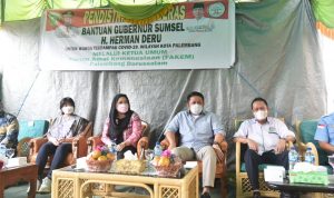 Bersama Kedua Putrinya, Herman Deru Salurkan Bantuan Beras di Bukit Kecil