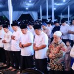 Gubernur Herman Deru dan Wagub Cik Ujang Salat Isya dan Tarawih Berjamaah