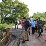 Tinjau Ruas Jalan Provinsi Penghubung OI-OKU yang Amblas, Deru Intruksikan Dinas PUBMTR Segera Lakukan Perbaikan