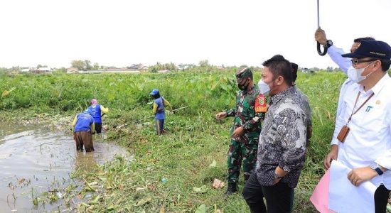 gubernur-tinjau-kondisi-kolam-retensi Serius Atasi Banjir di Palembang, Herman Deru Bantu Pembangunan Kolam Retensi Simpang Bandara
