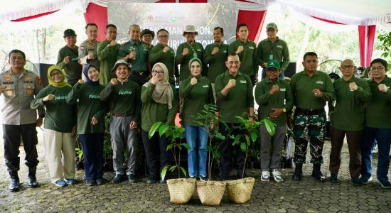 Peringati Hari Bakti Rimbawan ke-41, Plh Sekda Edward Candra Tanam 400 Bibit Pohon