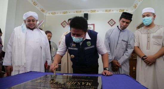 Herman Deru Resmikan Masjid Syari'ah di Kecamatan Sako Herman Deru Resmikan Masjid Syari'ah di Kecamatan Sako