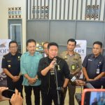 herman-deru-kenakan-jaket-hitam-piala-dunia Indonesia Batal Jadi Tuan Rumah, Herman Deru Kenakan Jaket Hitam Berlogo Piala Dunia