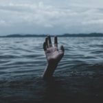 Nekat Nyebur Demi Drum Plastik, Warga SU II Hanyut di Sungai Musi