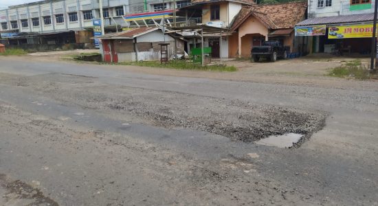 Hati-hati ! Jalan Lintas Palembang-Jambi Bergelombang dan Berlubang