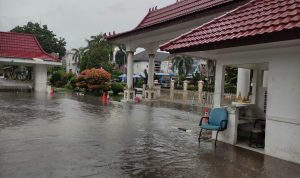Hujan Deras Semalaman, Sejumlah Jalan Protokol Hingga Kantor Gubernur Kebanjiran
